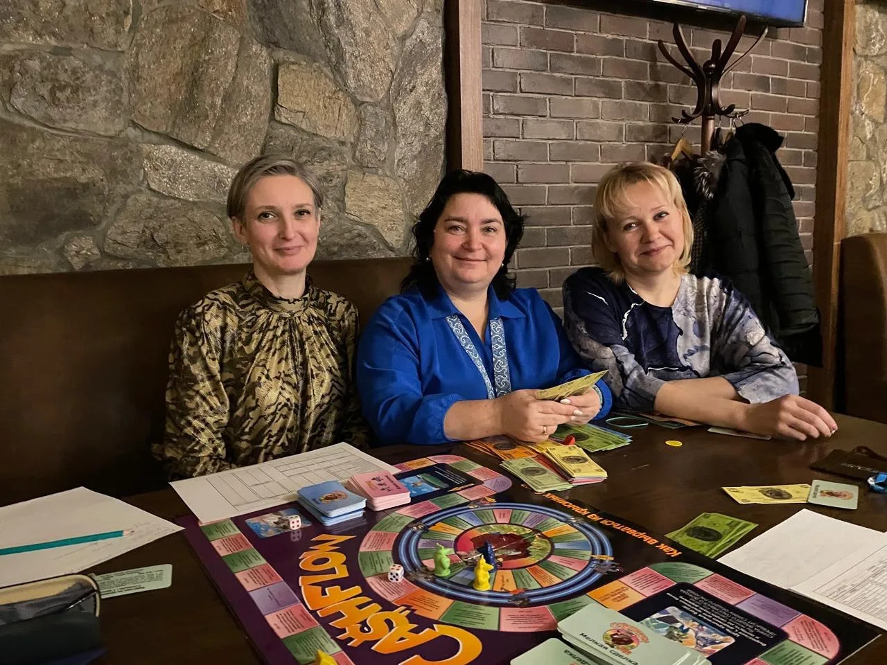 Игра «Денежный поток» — участники за столом